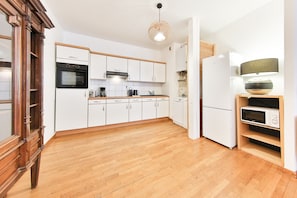 Een koelkast, een microgolfoven, een oven, een kookplaat