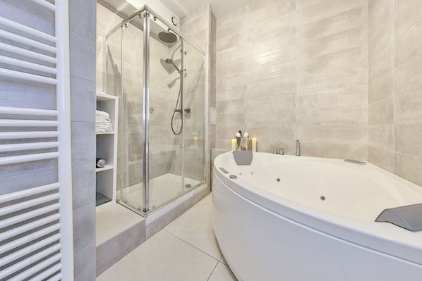 Badewanne, Haartrockner, Handtücher, Seife