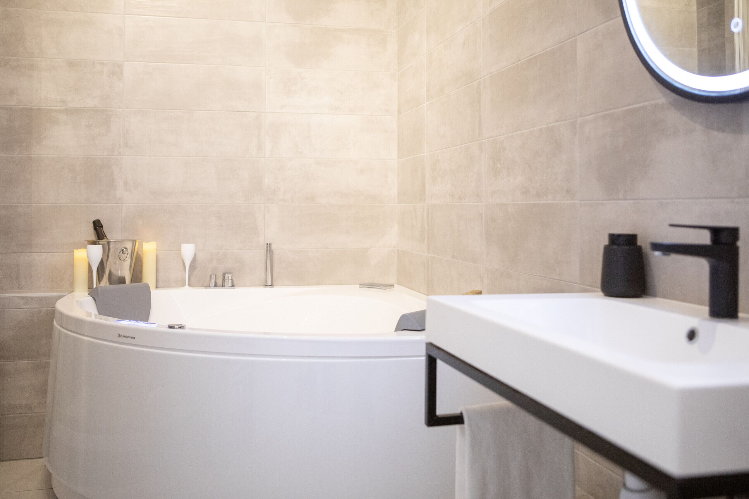 Badekar, hårtørrer, håndklæder, Sæbe