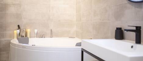 Badekar, hårtørrer, håndklæder, Sæbe