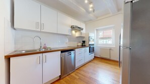 ثلاجة، ميكروويف، فرن، موقد طهي مسطح