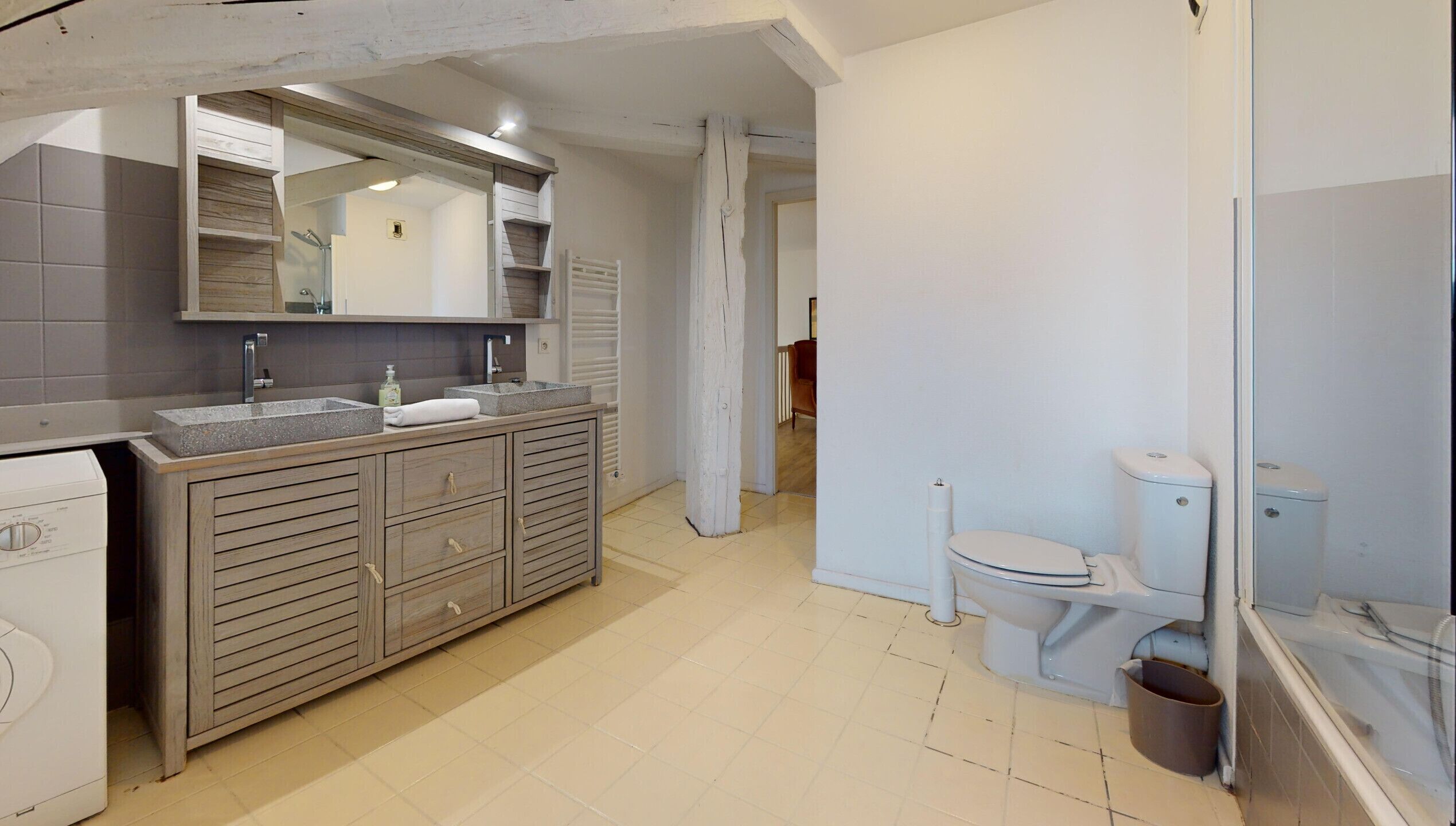 Baignoire, sèche-cheveux, serviettes fournies, savon