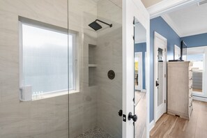 Ensemble douche/baignoire, serviettes fournies