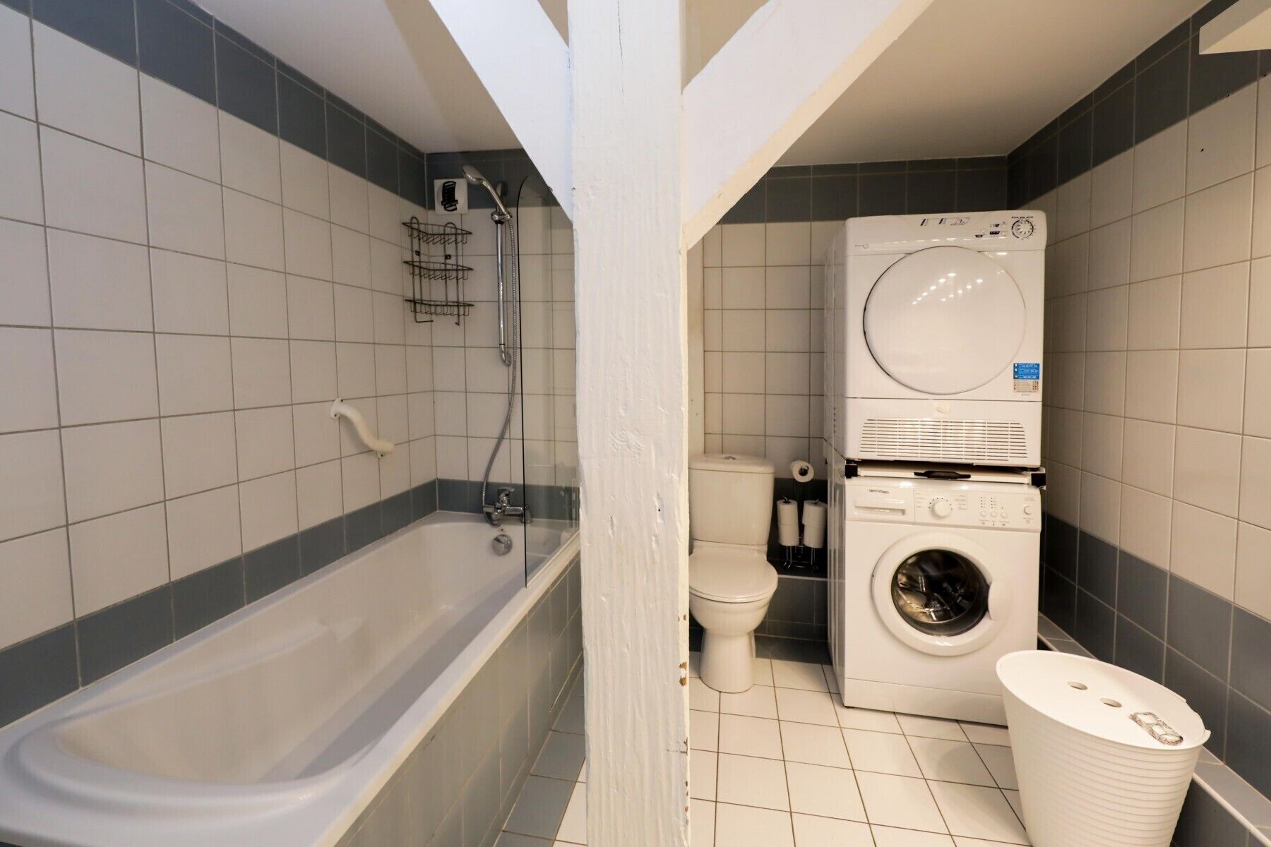 Baignoire, sèche-cheveux, serviettes fournies, savon