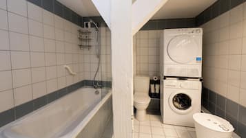 Baignoire, sĂšche-cheveux, serviettes fournies, savon