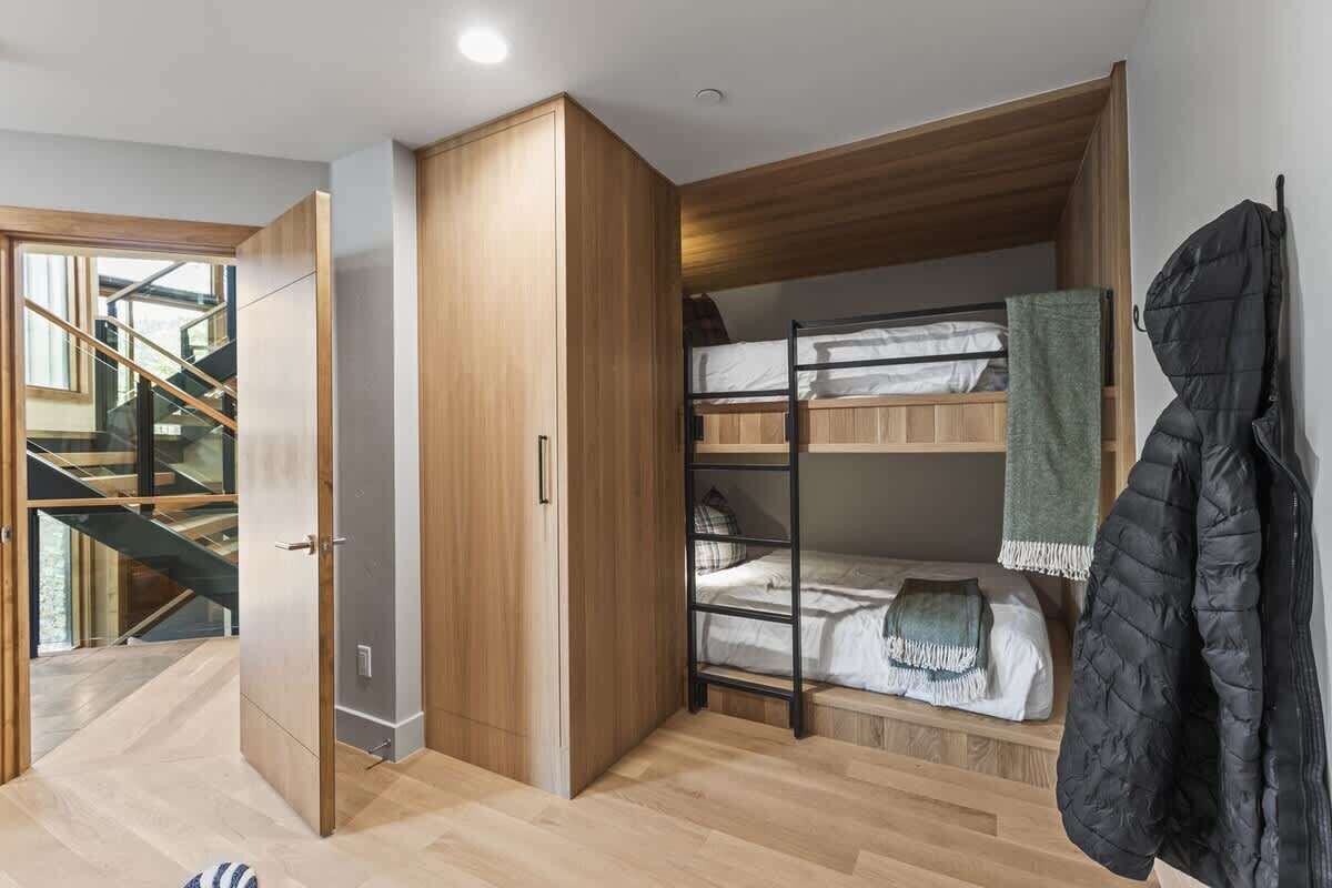 4 habitaciones, tabla de planchar con plancha, wifi y ropa de cama 