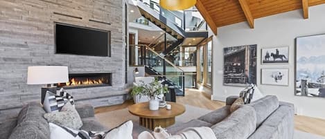 Televisión, chimenea y oficina