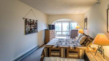 2 slaapkamers, een strijkplank/strijkijzer, gratis wifi, beddengoed