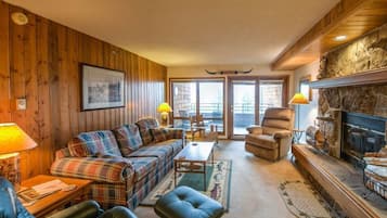 Een televisie en een open haard