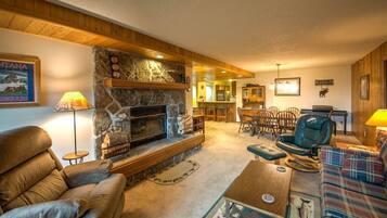 Een televisie en een open haard