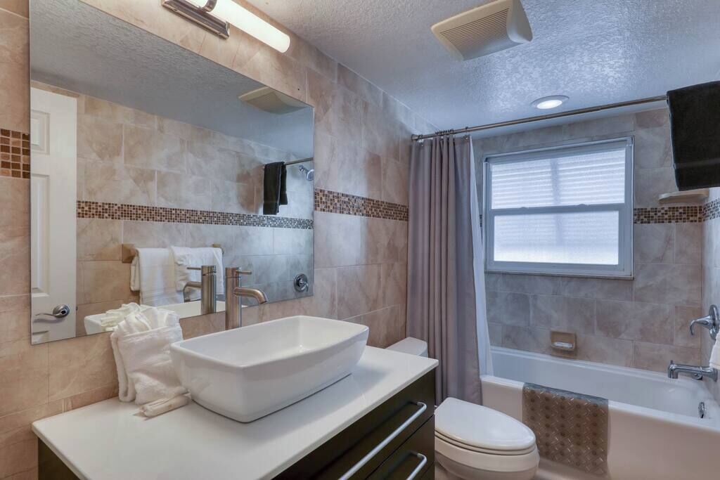 Bathtub, hair dryer, towels