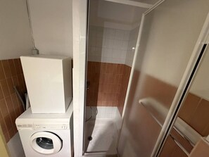 Bathroom - 2-Room Apartment with Pool View, Parking, and Elevator in Argelès-sur-Mer (Argelès-sur-Mer)