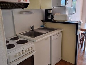 Kjøleskap, mikrobølgeovn, kokeplater og oppvaskmaskin