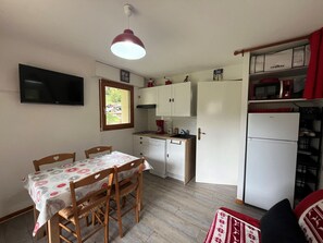 KĂŒhlschrank, Mikrowelle, GeschirrspĂŒler