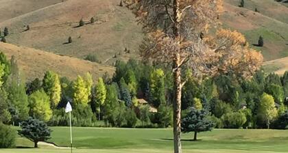 Spacious Sun Valley Escape- Ground Level, Private Porch & BBQ