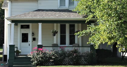 Spacious home in Historic St. Charles, Near Main Street + self-serve breakfast