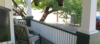 Spacious home in Historic St. Charles, Near Main Street + self-serve breakfast