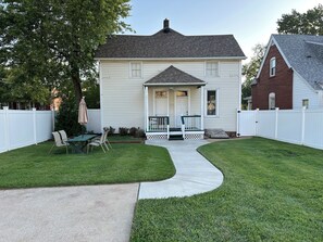 Outdoor dining - Spacious home in Historic St. Charles, Near Main Street + self-serve breakfast (St Charles)