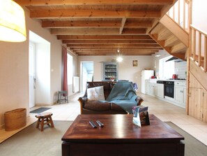 Una televisión, una chimenea, una mesa de tenis de mesa