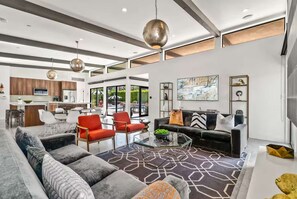 スマートテレビ、暖炉、ステレオ