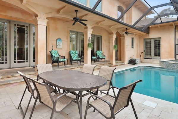 Fabulous Lanai Pool Area with Hot Tub