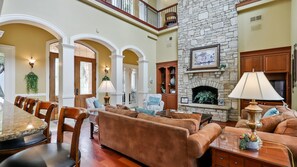 Smart TV, chimenea y reproductor de DVD 