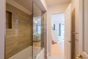 Badewanne, Haartrockner, Handtücher