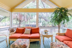 Smart TV, DVD player, ping pong, video library - 14 Bittern St - 5 Bedroom Home close to Ocean and Coligny (Hilton Head Island)