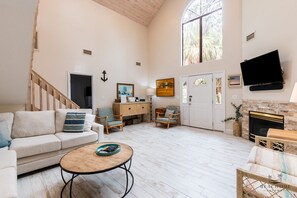 Smart TV, DVD player, ping pong, video library - 14 Bittern St - 5 Bedroom Home close to Ocean and Coligny (Hilton Head Island)