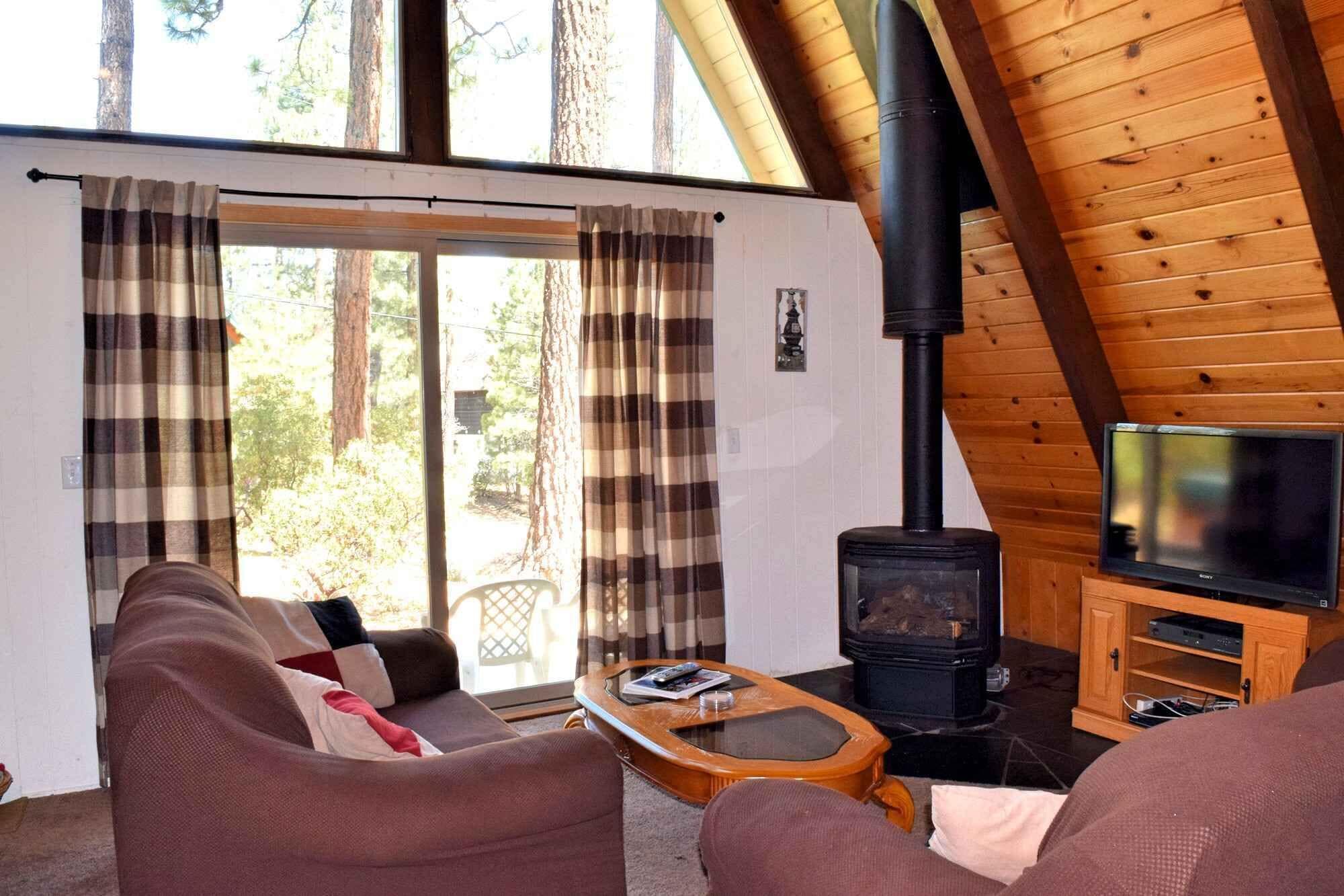 Télévision, cheminée, lecteur de DVD