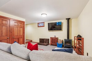 Smart TV, fireplace, DVD player