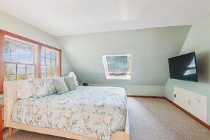 4 bedrooms, iron/ironing board, free WiFi, bed sheets