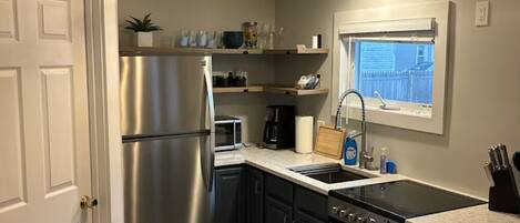 ثلاجة، ميكروويف، فرن، موقد طهي مسطح