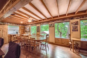 Dining - PRD 888 Ponderosa Cabin (New Braunfels)