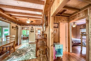 2 bedrooms, iron/ironing board, free WiFi, bed sheets - PRD 888 Ponderosa Cabin (New Braunfels)
