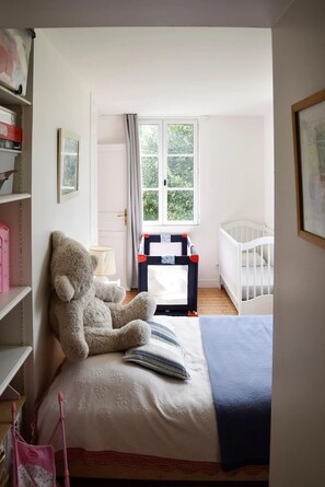 6 habitaciones, tabla de planchar con plancha y internet 