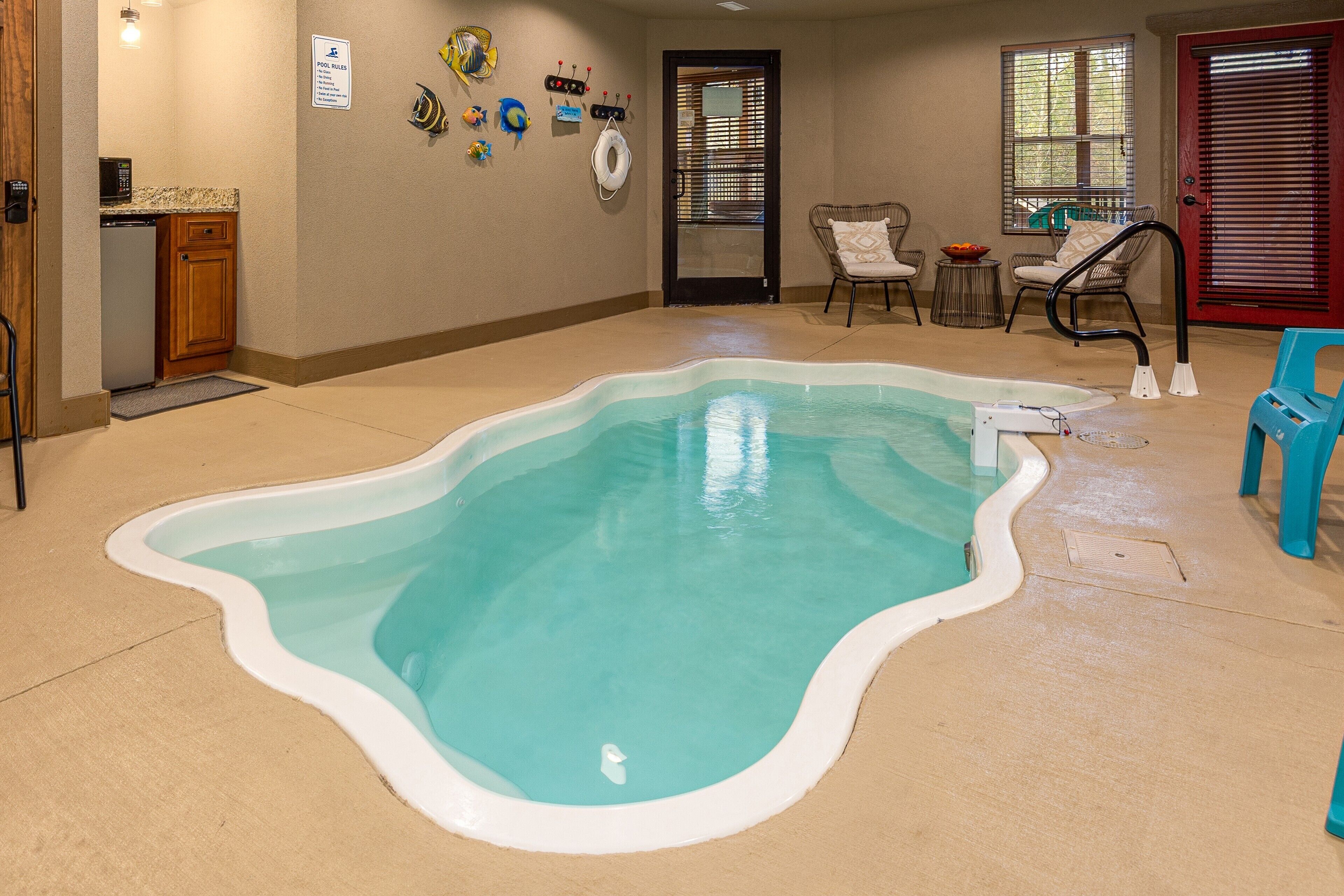 4BR, indoor pool, game room, hot tub.  Free attraction tickets!