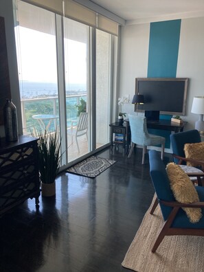 TV - Luxury Penthouse w/Private Rooftop Terrace in Coconut Grove Hotel! (Miami)