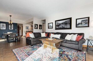 Smart TV, chimenea, videojuegos y reproductor de DVD 