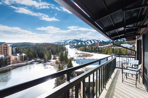 Top-Floor Ski-In, Ski-Out, 2 Min Main St, Pool + Hot Tubs