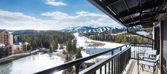 Top-Floor Ski-In, Ski-Out, 2 Min Main St, Pool + Hot Tubs