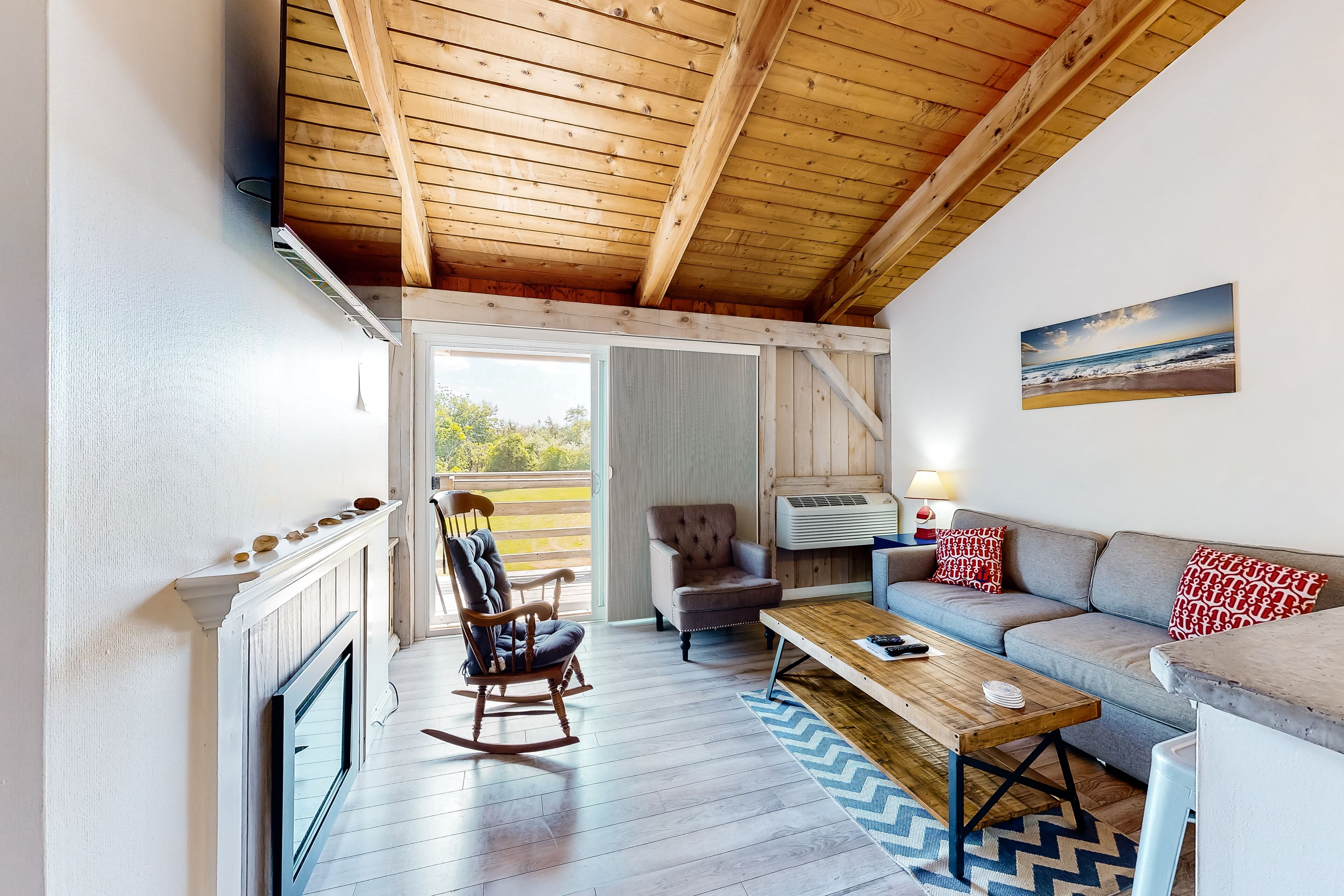 Stylish townhouse 1/2 mile from the beach with tennis courts & pool