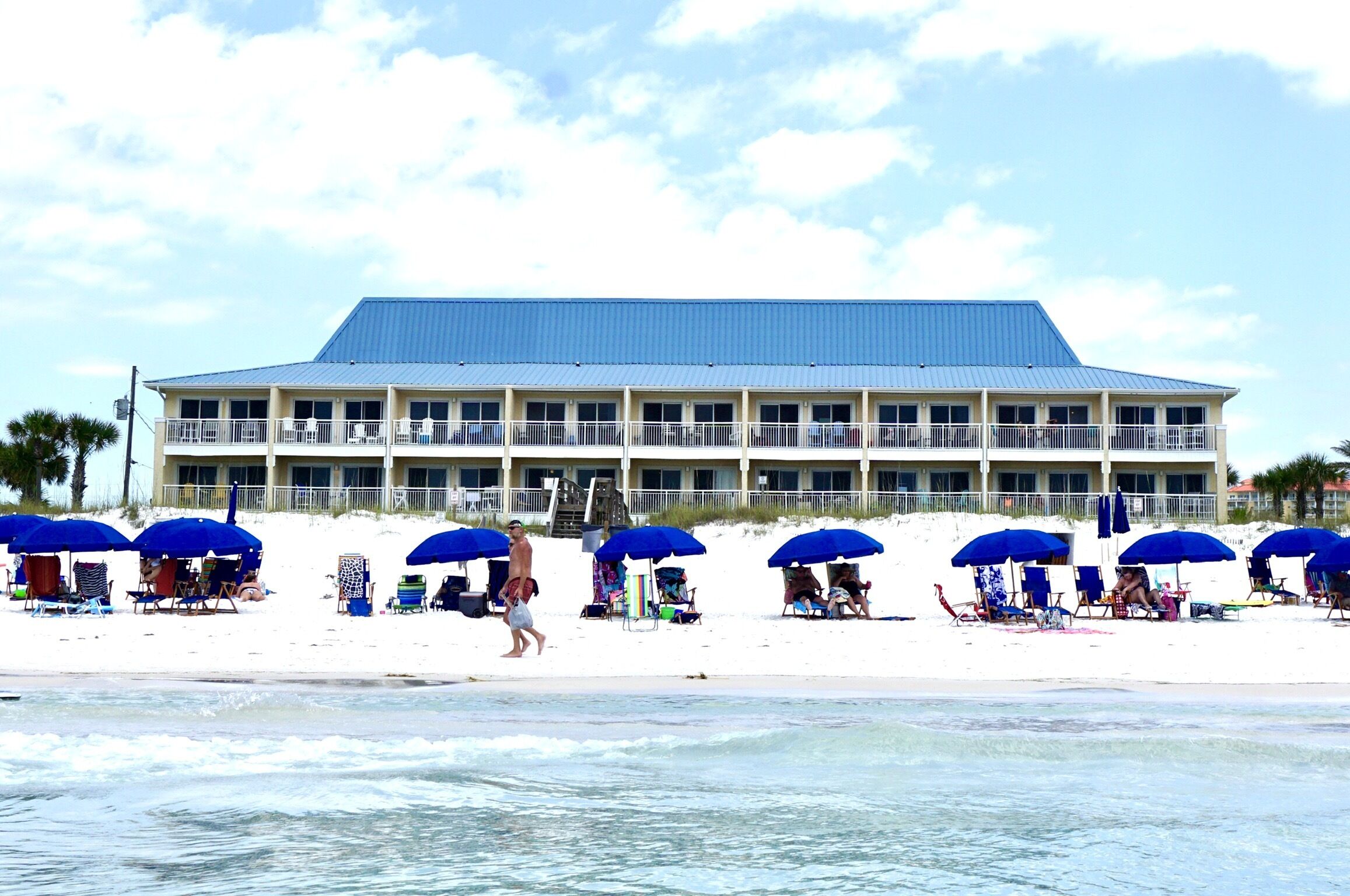 På stranden og solsenger