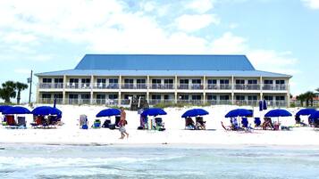 På stranden og solsenger