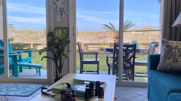 Smart TV, reproductor de DVD, libros y videoteca