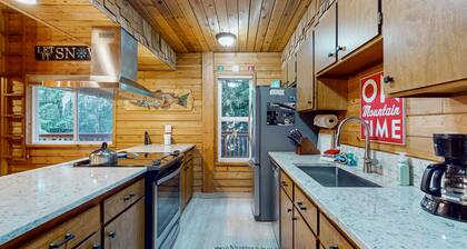 Mount Hood getaway with private hot tub & backyard trail access!