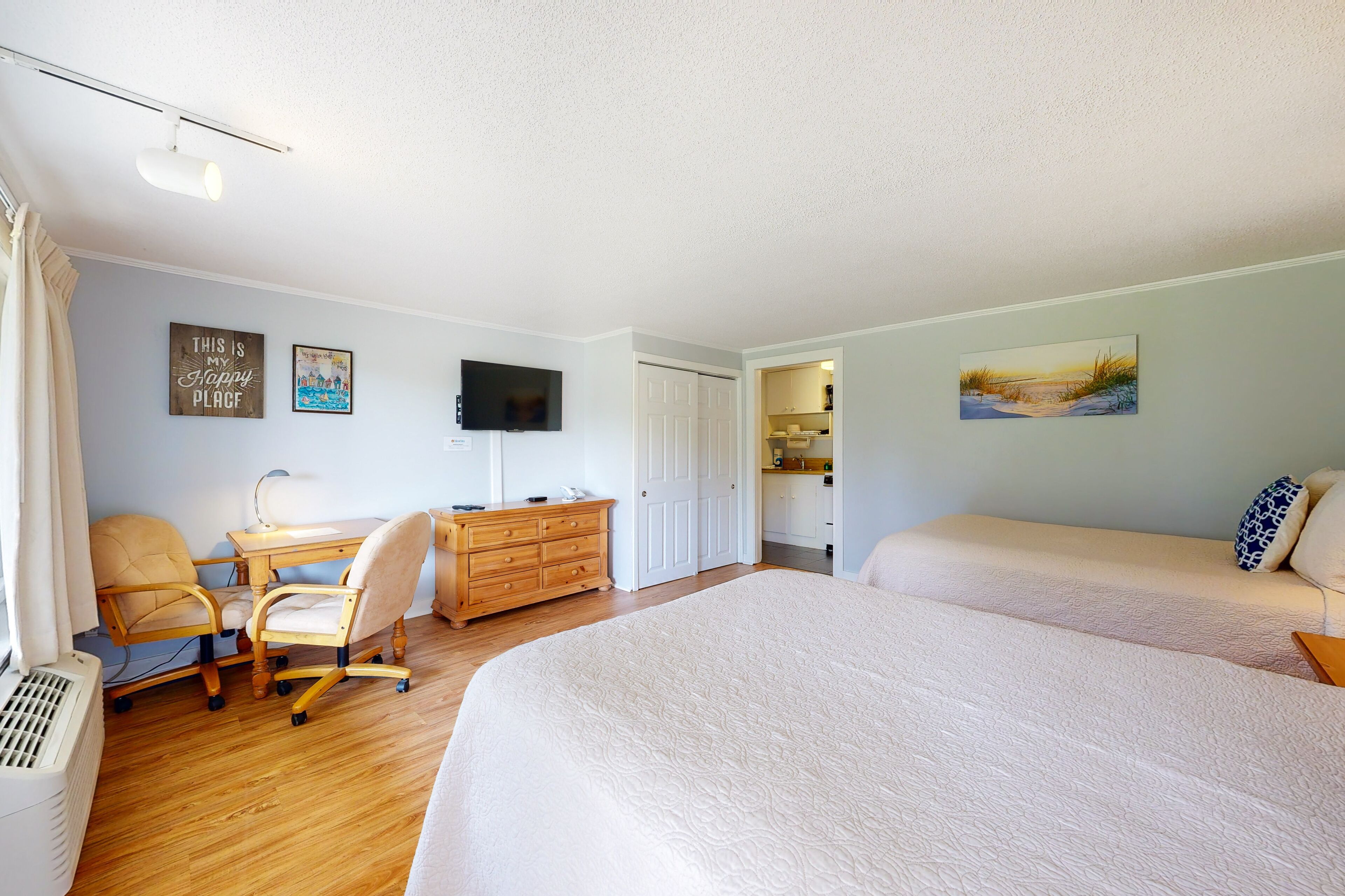 Dog-friendly studio with pool & tennis access - awesome location