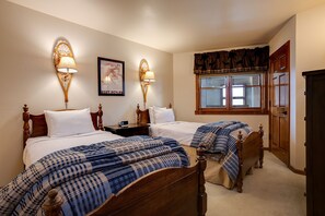 2 bedrooms, iron/ironing board, WiFi, bed sheets - CX233 | Vaulted Ceiling | Winter Shuttle | Ski In/Out | Hot Tub (Steamboat Springs)