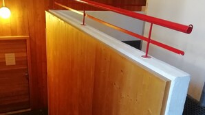 A wooden partition with a white base and red metal railings. - Comfortable duplex for 6 people in Arc 1800 (Les Arcs 1800)
