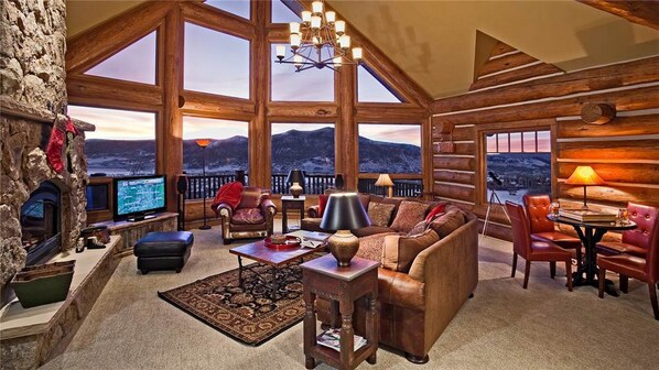 House, 5 Bedrooms | Living room | TV